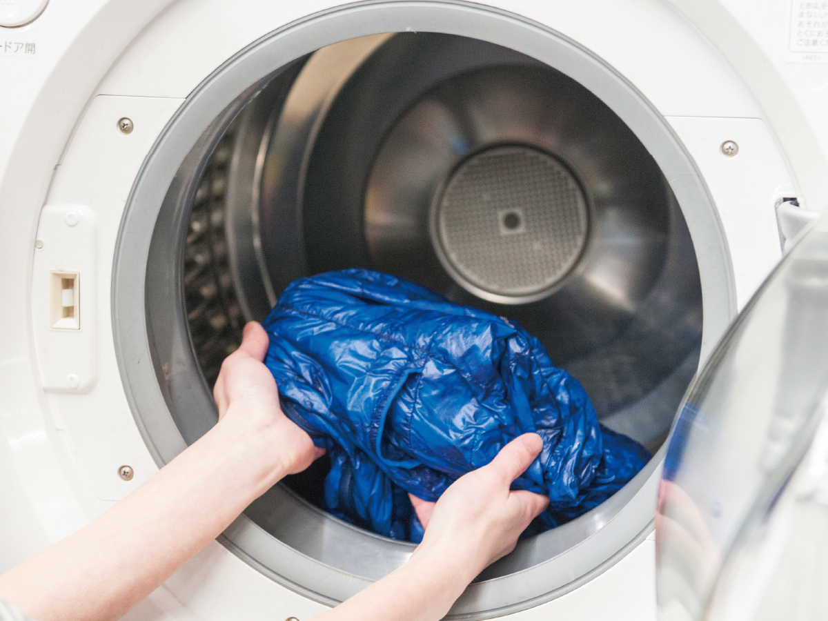 Putting down outerwear removed from the laundry net into a dryer