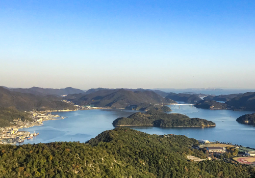 A photograph of Maejima Island in Bizen City, taken from a mountain.