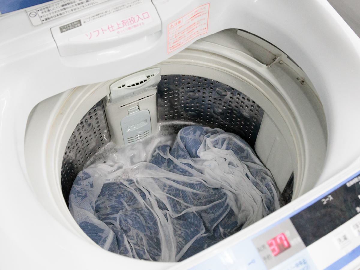 Rinsing down outerwear in a laundry net in the washing machine